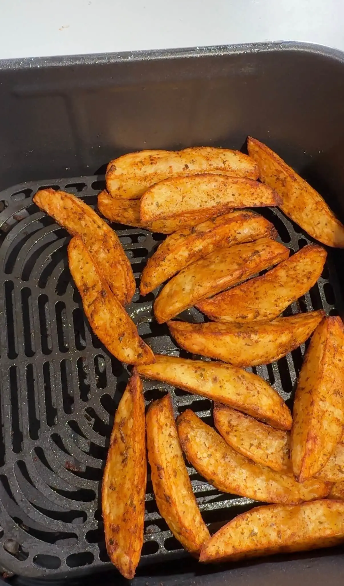 Air Fryer Potato Wedges With Garlic, Paprika, and Crispy Edges