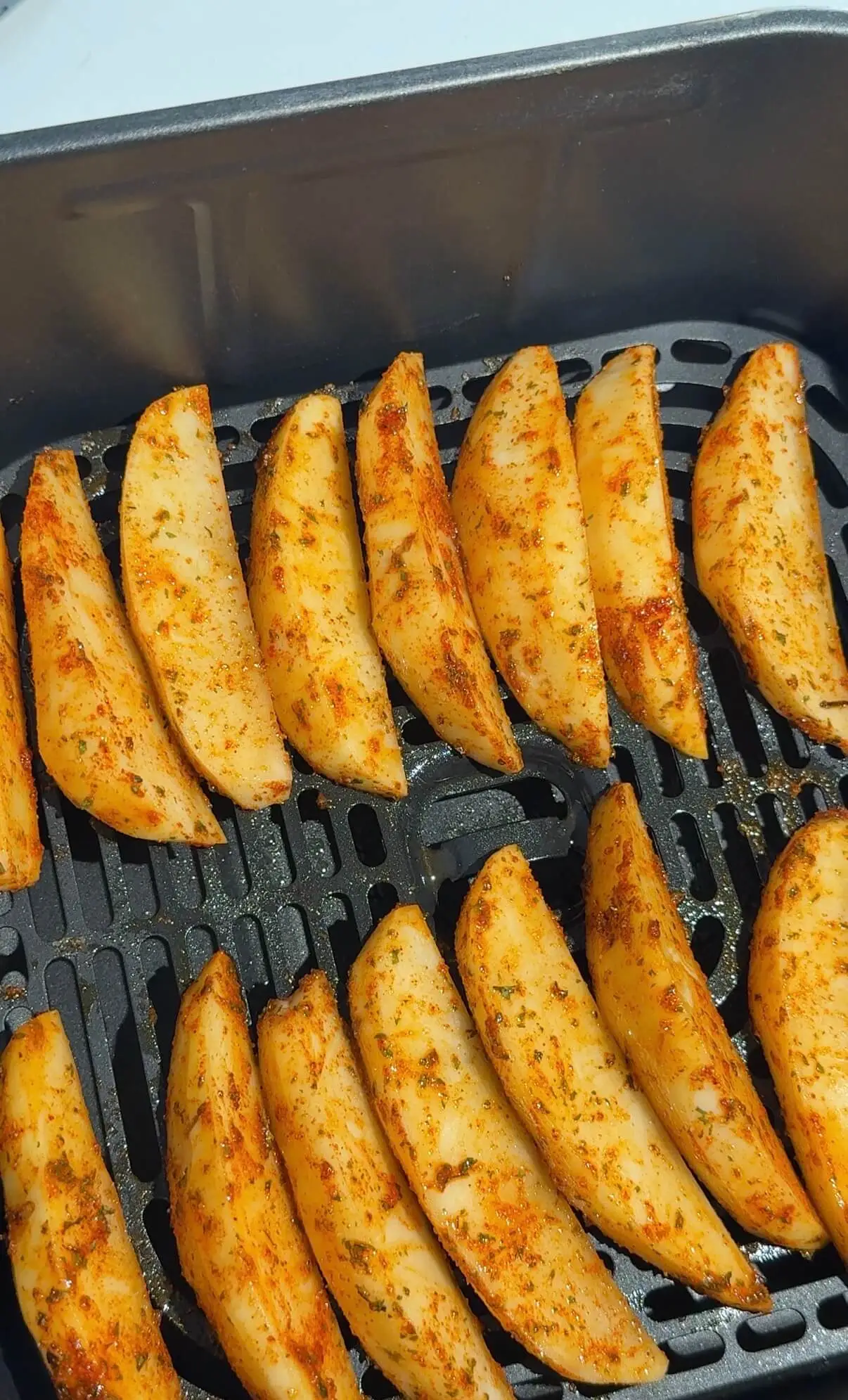 Air Fryer Potato Wedges With Garlic, Paprika, and Crispy Edges