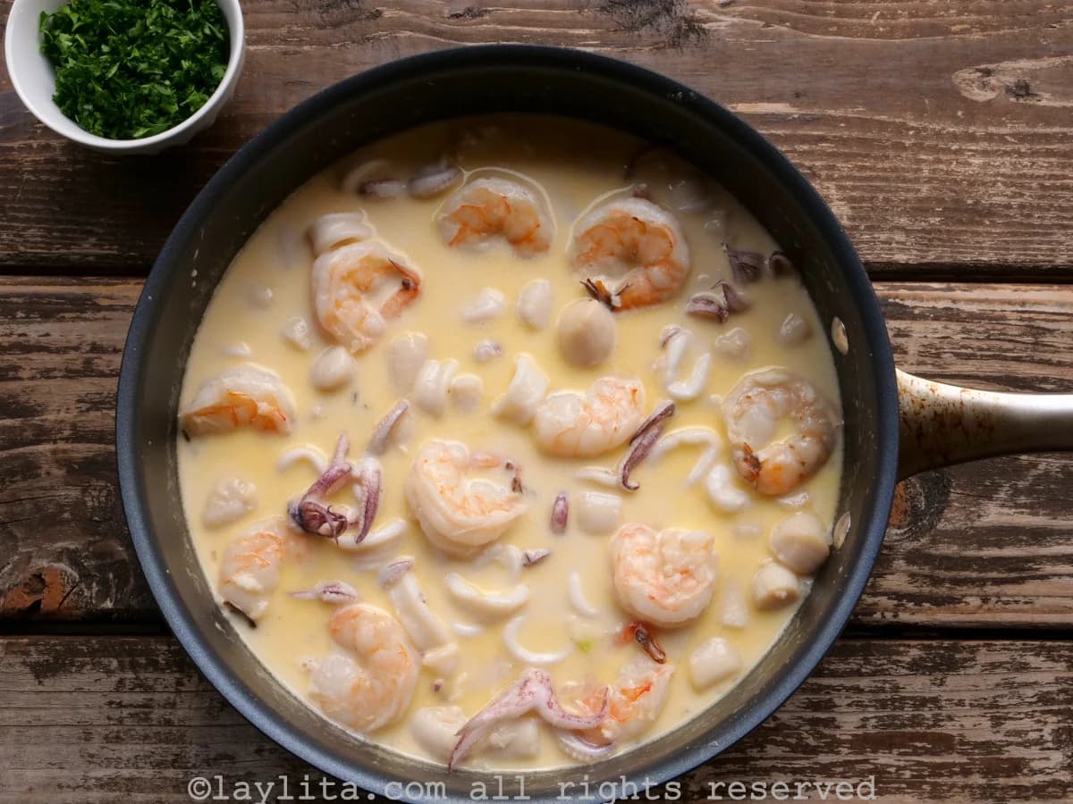 Mariscos al Ajillo: Mixed Seafood in Creamy Garlic Wine Sauce