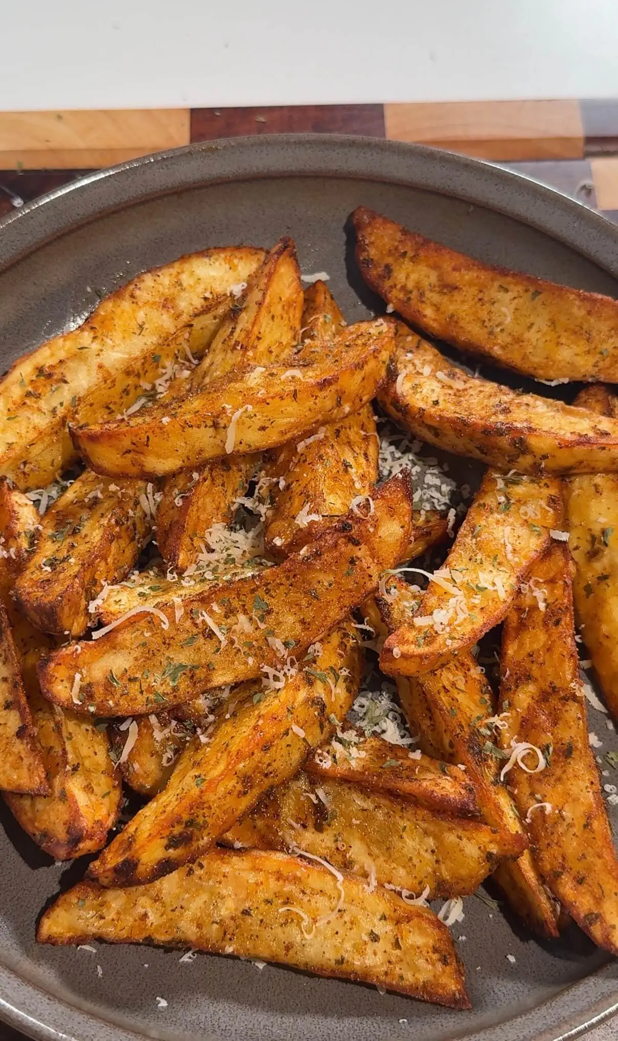 Air Fryer Potato Wedges With Garlic, Paprika, and Crispy Edges